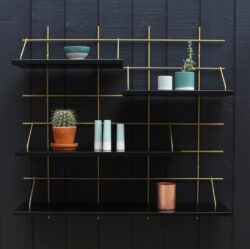 Modulare Regale Gassien Paris Messing und Holz noir, Atmosphäre mur sombre mit Pflanzen und céramiques.