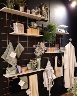 Regale Wands Gassien Paris aus Holz weiß, Atmosphäre Badezimmer mit Pflanzen und serviundtes douces.