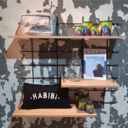 Wandregal Gassien Paris en schwarzem Mundall und Holz, Atmosphäre mur texturé coloré und objunds lifestyle.
