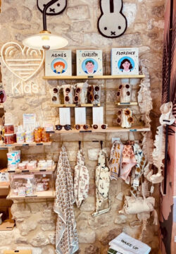 Regale aus Holz style Gassien Paris in un mur coloré für Kinderzimmer tendance.