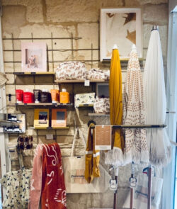 Boutique lifestyle Serendipity Montpellier mit Regale schwarzem Mundall Gassien Paris, Atmosphäre mur couleurs chaleureuse.
