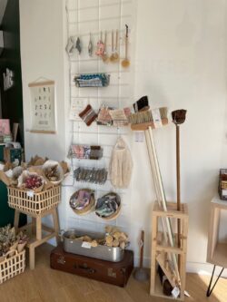 Gassien Paris – rangement modulable aus Holz Naturl für une boutique lifestyle skandinavisch und écoresponsable.