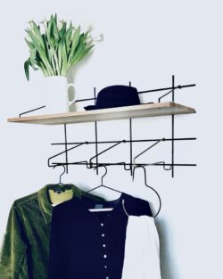 Wandregal rangement Gassien Paris aus Holz und schwarzem Mundall mit vêtements suspendus und tulipes weißs.