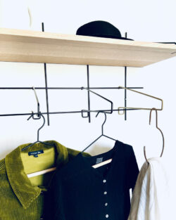 Rangement vêtements Gassien Paris, Regal Holz und tringles schwarzem Mundall Messing, Atmosphäre dressing minimalistisch.