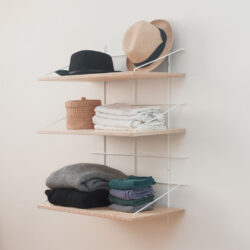 Regale Wands Gassien Paris aus Holz und Mundall weiß, rangement chapeaux und vêtements pliés, Atmosphäre épurée.