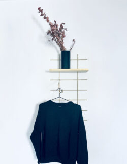 Wandregal Gassien Paris en Messing und Holz mit vase noir und pull minimalistisch.