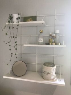 Regale Wands weißs Gassien Paris in une Badezimmer minimalistisch mit Pflanzen und cosmétiques.