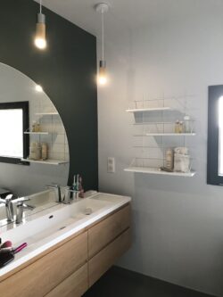 Badezimmer moderne mit Regale Gassien Paris weiß, vasque double und Atmosphäre skandinavisch épurée.