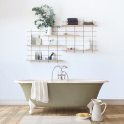 Badezimmer elegant mit Regale Gassien Paris aus Holz und Messing, Atmosphäre skandinavisch apaisante.