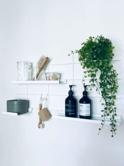 Regal Badezimmer Gassien Paris weiß mit accessoires Holz, Pflanzen und produits Meraki.