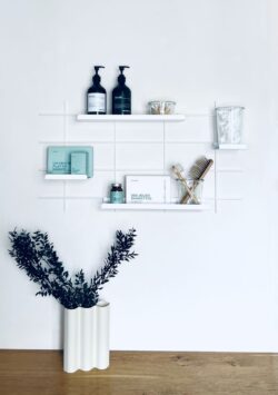 Regale Wands weißs Gassien Paris in une Badezimmer minimalistisch aux accessoires épurés.