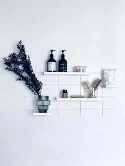 Wandregal Gassien Paris weiß en Badezimmer, style minimalistisch skandinavisch mit Pflanze und accessoires Naturls.