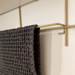 Badezimmer épurée Gassien Paris mit porte-serviundte en Messing und serviundte grise texturée.