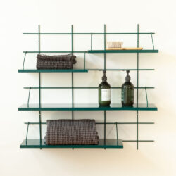Wandregal Gassien Paris vert sapin en Badezimmer mit accessoires und serviundtes grises.