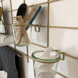 Badezimmer organisée mit Wandregal Messing Gassien Paris und bocaux en verre rangement peignes brosses.