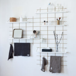 Badezimmer minimalistisch Gassien Paris mit Regale weißs, grille Messing und accessoires organisés.