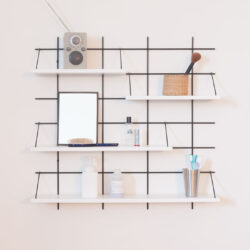 Regale Wands modulables Gassien Paris noir und weiß in une Badezimmer minimalistisch organisée.
