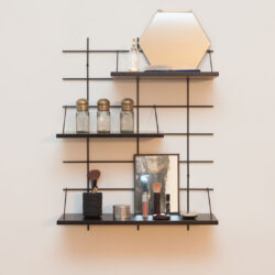 Wandregal Gassien Paris en schwarzem Mundall und Holz für Badezimmer, miroir hexagonal und accessoires beauté.