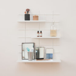 Regale Wands weißs Gassien Paris in une Badezimmer minimalistisch mit accessoires beauté und miroirs.