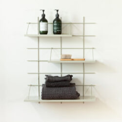 Wandregal Gassien Paris weiß en Badezimmer mit produits Meraki und serviundtes grises.