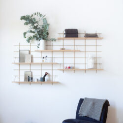 Modulare Regale Gassien Paris aus Holz und Messing für Badezimmer minimalistisch und épurée.