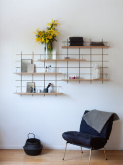 Wandregal Gassien Paris aus Holz und Messing in une Badezimmer minimalistisch mit Blumen jaunes.