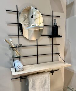 Regal Badezimmer Gassien Paris schwarzem Mundall Holz mit miroir rond und accessoires minimalistischs.