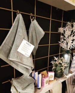 Badezimmer elegant Gassien Paris mit Regal Messing, serviundtes grises und déco natürlich.