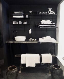 Badezimmer minimalistisch Gassien Paris en noir, Regale schwarzem Mundall und serviundtes weißs elegants.