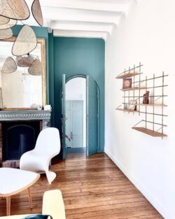 Wohnzimmer parisien mit Regale Wands Gassien Paris en Messing und Holz, Atmosphäre teal elegant.