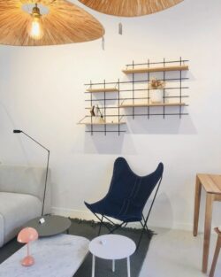Wohnzimmer skandinavisch mit Modulare Regale Gassien Paris aus Holz und schwarzem Mundall, Atmosphäre épurée und hell.
