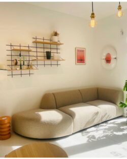Helles Wohnzimmer mit Regal Gassien Paris en schwarzem Mundall und Holz, Atmosphäre douce und minimalistisch.