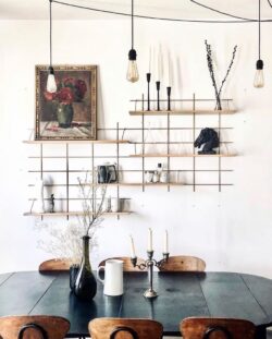 Wohnzimmer bohème mit Modulare Regale Gassien Paris aus Holz und schwarzem Mundall, Atmosphäre vintage chaleureuse.