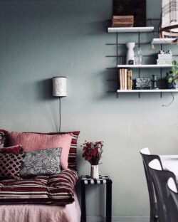 Wohnzimmer cosy mit Regale Wands Gassien Paris en schwarzem Mundall, Atmosphäre douce und colorée.