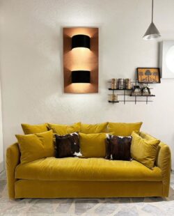 Wohnzimmer cosy mit canapé velours ocre und Regal schwarzem Mundall Gassien Paris.