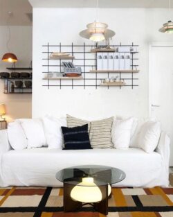 Wohnzimmer épuré mit Modulare Regale Gassien Paris en schwarzem Mundall und Holz, Atmosphäre skandinavisch hell.
