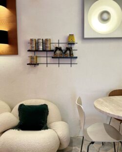 Wohnzimmer elegant mit Wandregal noire Gassien Paris und décoration lifestyle raffinée.