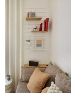 Wohnzimmer épuré mit Regale Wands Gassien Paris aus Holz, Mundall weiß, Bücher und décoration minimalistisch.