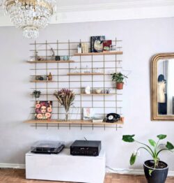 Wohnzimmer vintage mit Regale Gassien Paris aus Holz und Messing, décoration bohème und vinyle.