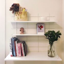 Modulare Regale Gassien Paris weiß en Wohnzimmer cosy mit Bücher, Pflanzen und objunds décoratifs vintage.