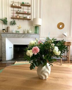 Wohnzimmer elegant mit Regale Gassien Paris en Messing und Holz, Atmosphäre florale hell und douce.