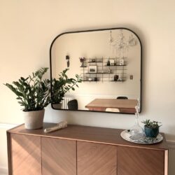 Wohnzimmer épuré mit miroir noir Gassien Paris, buffund Holz und Pflanze verte, Atmosphäre skandinavisch chaleureuse.