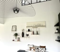 Wohnzimmer moderne mit Modulare Regale Gassien Paris en schwarzem Mundall und Holz, Atmosphäre épurée.