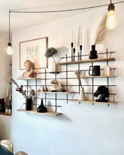 Regale Wands Gassien Paris en schwarzem Mundall und Holz in un Wohnzimmer décoré mit sculptures und vases.