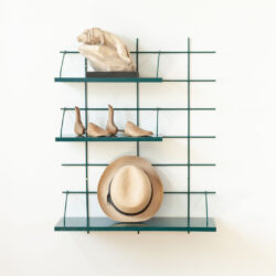 Wandregal Gassien Paris en Mundall vert mit sculpture, objunds aus Holz und chapeau de paille, Wohnzimmer elegant.