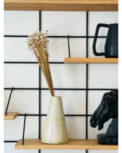 Wandregal Gassien Paris en Eiche und schwarzem Mundall, Wohnzimmer minimalistisch mit vase céramique und Blumen séchées.