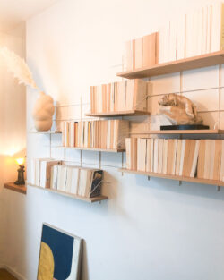 Wohnzimmer bibliothèque modulable Gassien Paris aus Holz und Mundall weiß, Atmosphäre chaleureuse und épurée.