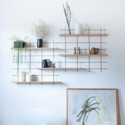 Modulare Regale Gassien Paris aus Holz und Messing, Wohnzimmer skandinavisch mit Pflanzen und céramiques.