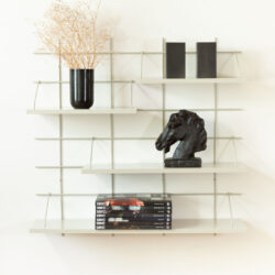Wandregal modulable Gassien Paris weiß en Wohnzimmer mit sculpture cheval und magazines 180°C.