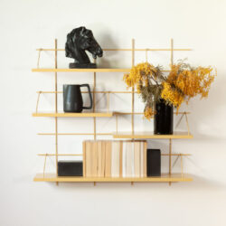Wandregal Gassien Paris en Messing und Holz, décoration Wohnzimmer mit vase fleuri und statuundte cheval.